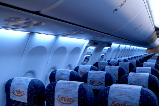 Luz azul dentro do avião