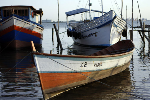 Barco ancorado na balsa de São José do Norte