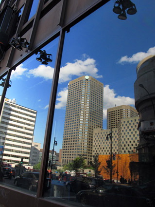 Reflexo dos predíos de Montreal
