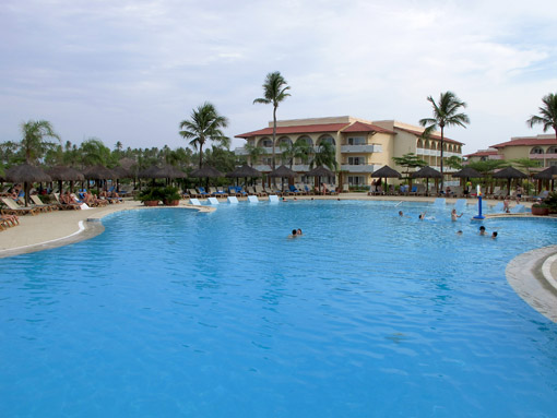 PISCINA GRAND PALLADIUM IMBASSAI