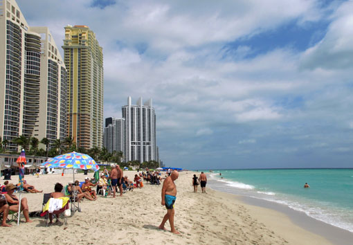 Banhistas na praia em Sunny Isles