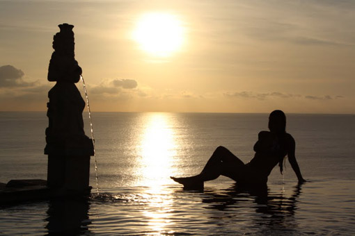 Mulher toma sol em Bali Indonesia