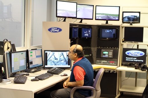 Sala de controle do simulador Ford