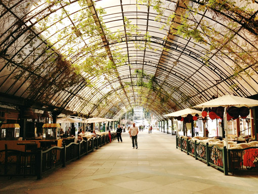 Um passeio pela Avenida Borges de Medeiros em Gramado Rua Coberta