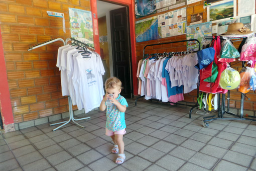 Santuário do Peixe-Boi Marinho em Alagoas Pequena Giovana tomando água depois do passeio.