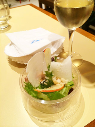 KLM terá cardápio feito pelo Chef Rodrigo Oliveira Salada de folhas e fruta