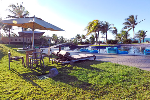 Carmel Charme Resort  mesa piscina