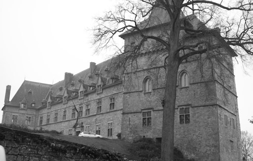 Visite o monastério, almoce e durma no albergue da Chimay Castelo