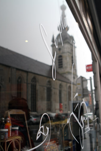 Visite o monastério, almoce e durma no albergue da Chimay Reflexo