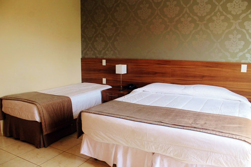 Suite Luxo com uma cama de casal e uma cama de solteiro
