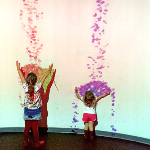 As Laranjinhas em Nova York - Meninas brincam com a projeção interativa do Sony Wonder Lab
