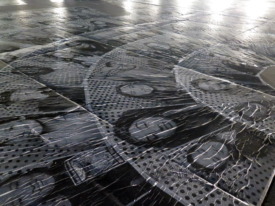 Nuit Blanche Inside Out imagem no chao