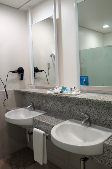 Blue Tree Park Lins banheiro