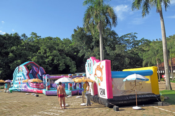 Rio quente resorts cartoon inflavel leve 1 2