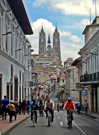 Quito - Dicas essenciais para planejar sua viagem Centro Historico Catedral ao fundo