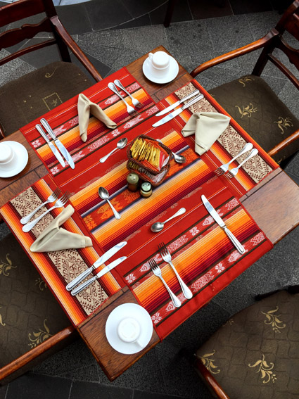 Hotel Patio Andaluz Quito - mesa colorida