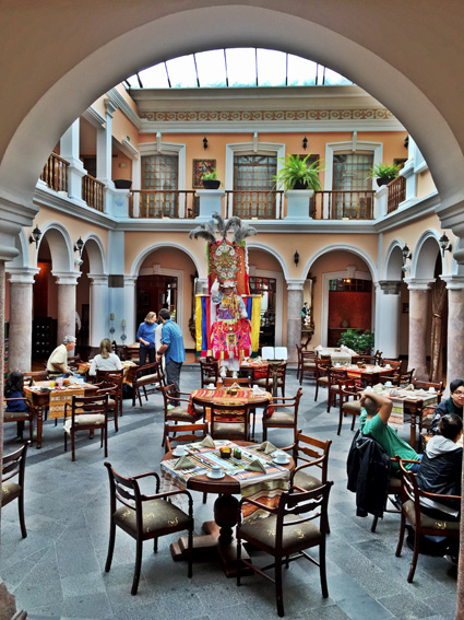 Hotel Patio Andaluz Quito - mesas cafe da manha