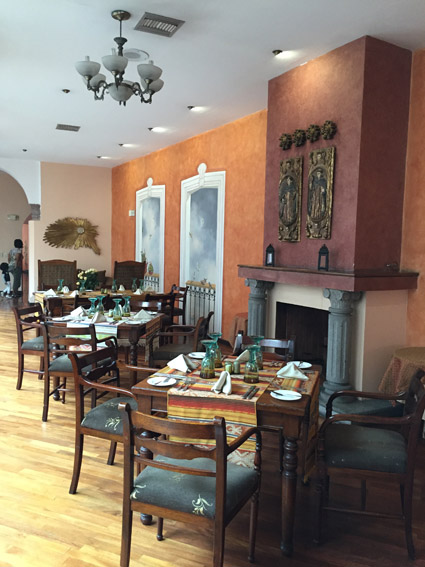 Hotel Patio Andaluz Quito - mesas cafe da manha2