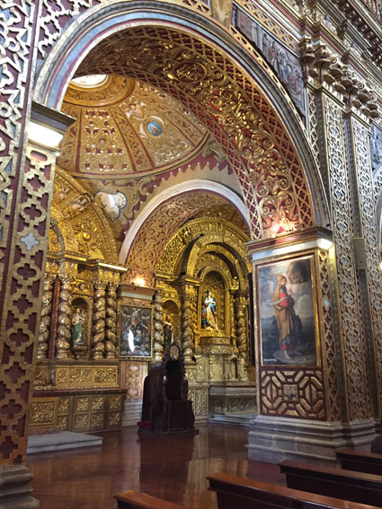 Interior da Iglesia de la Compañía de Jesús de Quito