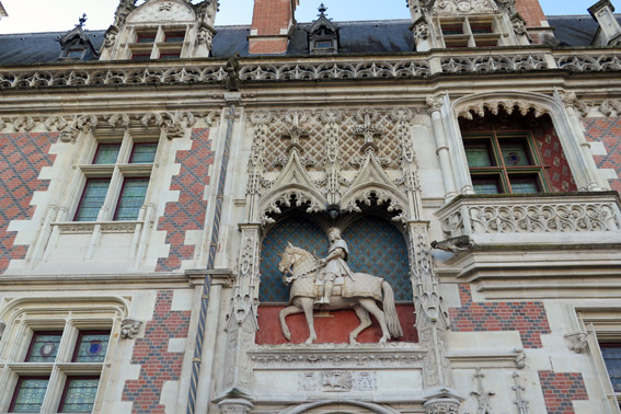 Detalhe do cavalo na fachada do castelo