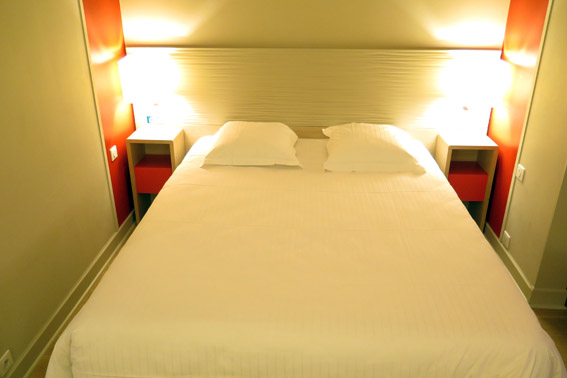 cama da suíte do Hotel de l'Univers en Tours
