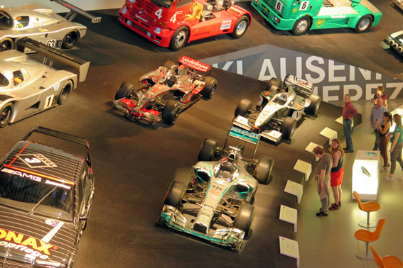 Curva com carros de corrida no Museu Mercedes em Stuttgart