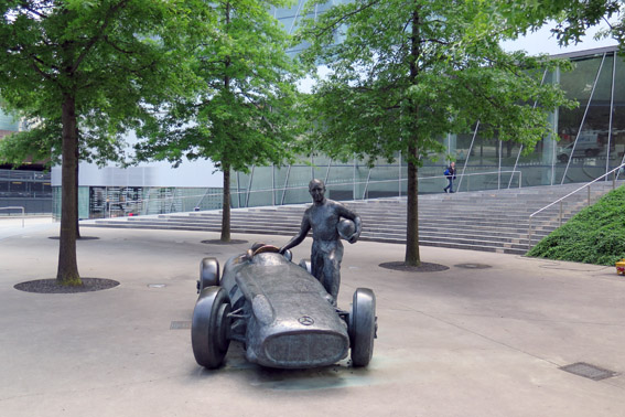 Estatua em frente ao museu Mercedes em Stuttgart