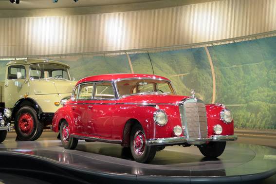 Mercedes Vermelho Clássico no Museu Mercedes em Stuttgart