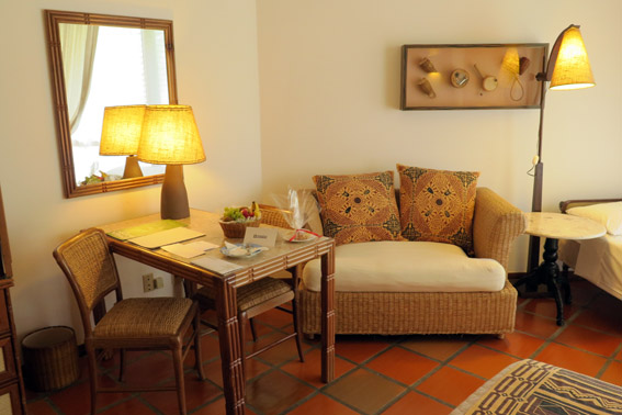 10 motivos para conhecer o Transamérica Comandatuba Poltrona mesa suite