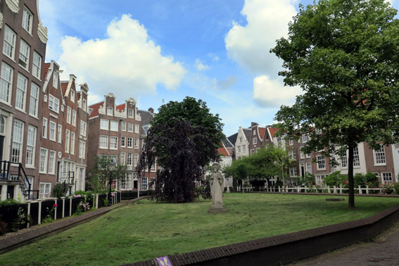 Begijnhof – o jardim secreto no centro de Amsterdam