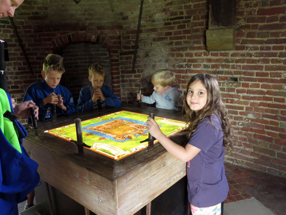 Castelo Muiderslot Muiden Holanda Laranjinha brincando