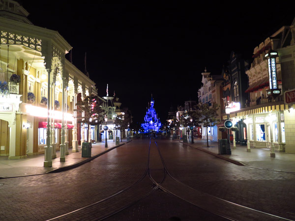As diferenças entre a Disneyland de Paris x Walt Disney World de Orlando! Disneyland Paris rua principal a noite