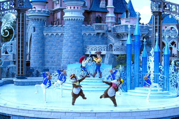 Disneyland Paris show em frente castelo de perto