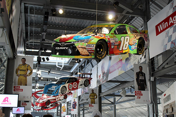Carros da Toyota em exposição no Daytona Speedway