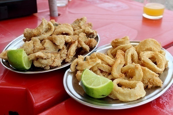 Isca de peixe e Lula do restaurante Paixão do Vivinho