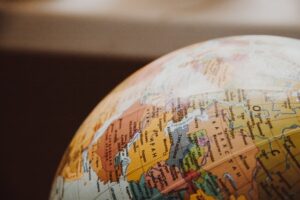 Confira a lista atualizada de países abertos para viajar globo, mapa, países