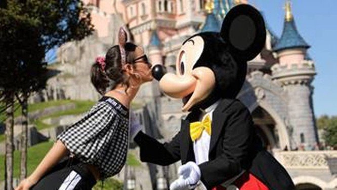 Bruna Marquezine e Neymar e Mickey na Disneyland Paris Foto: Disneyland Paris / Divulgação
