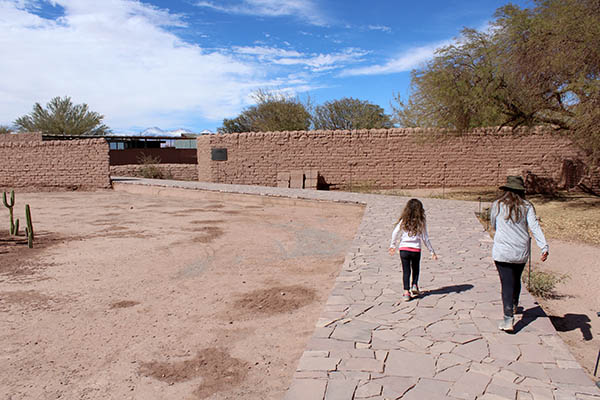 Tierra Atacama - meninas caminhando na entrada do hotel