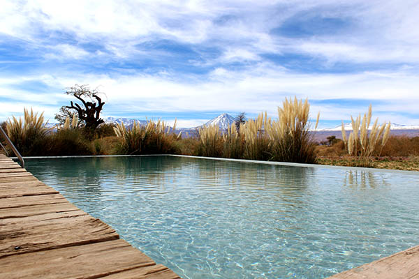 Tierra Atacama - piscina e vulcão