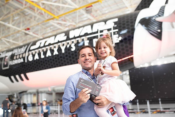 Pai e filha ganharam viagem para conhecer Star Wars: Galaxy’s Edge no Walt Disney World.