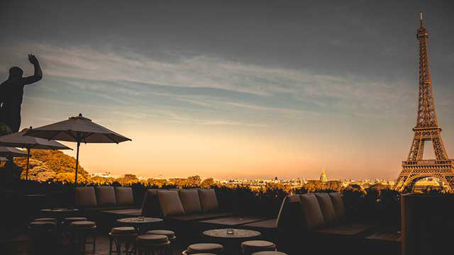 Conheça a Paris de Emily em Paris Emely em Paris café