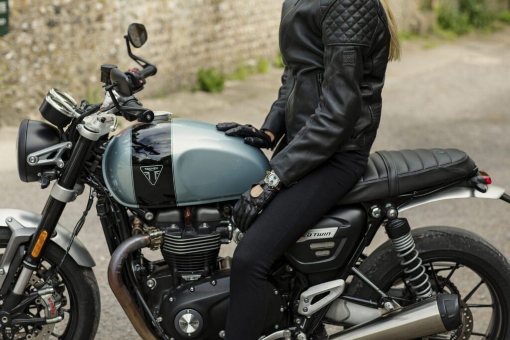 09 Top Time B01 Triumph Ref. AB01764A1C1X1 RGB 1