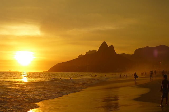 pôr do sol na praia do Brasil