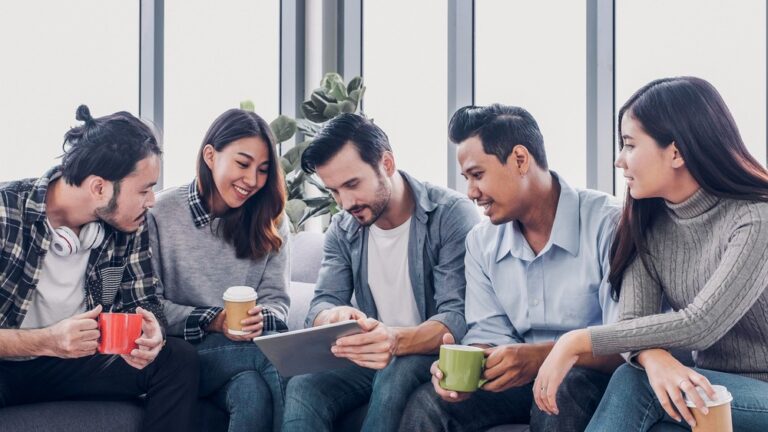 Vetores de Pedro Nome Masculino Mordido Colorido 3d Letras Bolo De  Aniversário Com Velas E Balões e mais imagens de Identidade - iStock